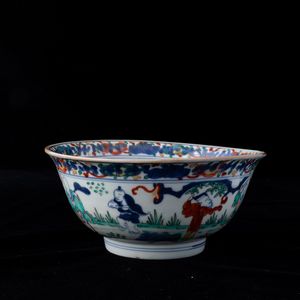 Ciotola in porcellana a smalti Woucai con figure di saggi e drago, Cina, Dinastia Qing, XIX secolo  - Asta Arte Orientale   - Associazione Nazionale - Case d'Asta italiane