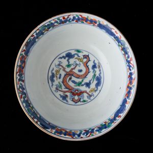 Ciotola in porcellana a smalti Woucai con figure di saggi e drago, Cina, Dinastia Qing, XIX secolo  - Asta Arte Orientale   - Associazione Nazionale - Case d'Asta italiane