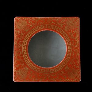 Vaso quadrato in porcellana con decori vegetali lumeggiati in color oro su fondo arancio, Cina, XX secolo  - Asta Arte Orientale   - Associazione Nazionale - Case d'Asta italiane