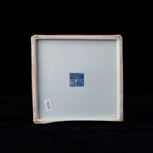 Vaso quadrato in porcellana con decori vegetali lumeggiati in color oro su fondo arancio, Cina, XX secolo  - Asta Arte Orientale   - Associazione Nazionale - Case d'Asta italiane