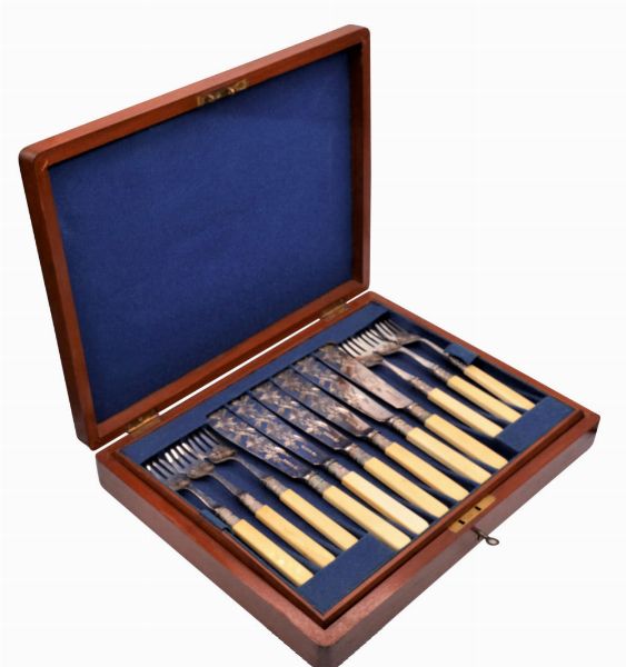 Servizio di posateria da dessert con manici in avorio  - Asta Gioielli, Orologi e Argenti - Associazione Nazionale - Case d'Asta italiane