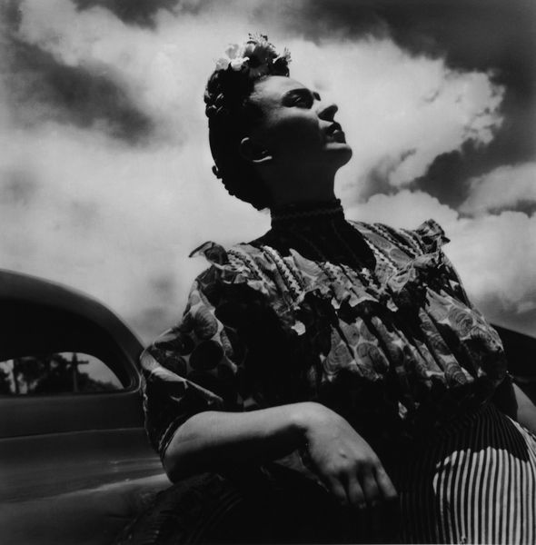 Leo Matiz : Frida posado con auto  - Asta Fotografia - Associazione Nazionale - Case d'Asta italiane