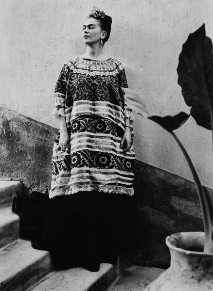 Leo Matiz : Frida Kahlo en La Casa Azul  - Asta Fotografia - Associazione Nazionale - Case d'Asta italiane