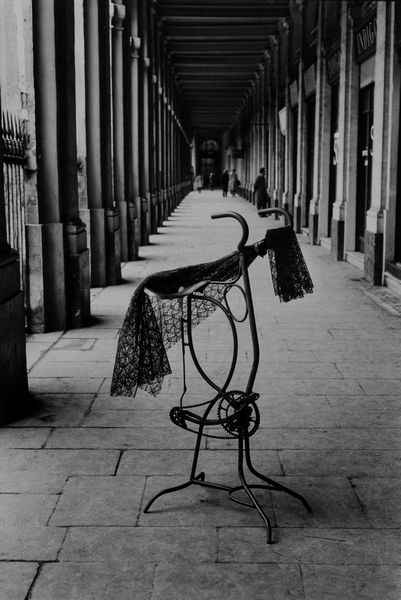 Alain Noguès : La veuve du cycliste sous les arcades du Palais Royal  - Asta Fotografia - Associazione Nazionale - Case d'Asta italiane