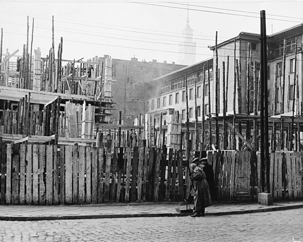 Jean-Loup Sieff : Varsavia  - Asta Fotografia - Associazione Nazionale - Case d'Asta italiane