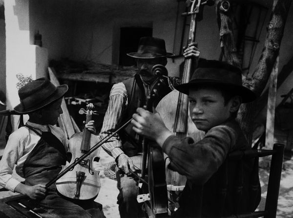 Andrè Kertèsz : Trio violon, Hungary  - Asta Fotografia - Associazione Nazionale - Case d'Asta italiane
