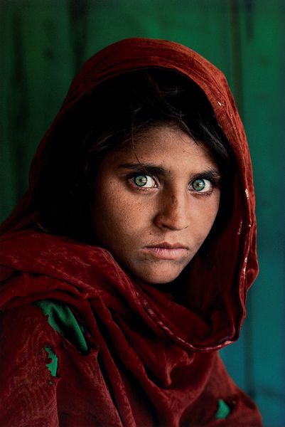 Steve McCurry : The Afghan Girl, Sharbat Gula, Pakistan  - Asta Fotografia - Associazione Nazionale - Case d'Asta italiane