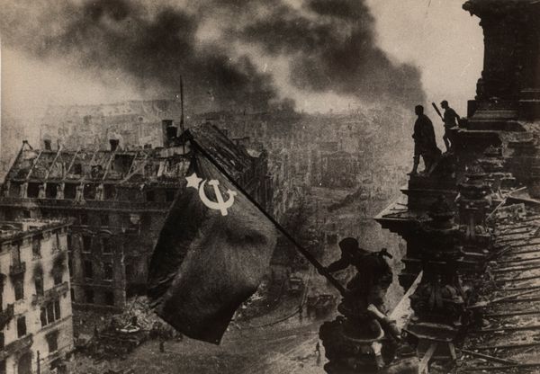 Jewgeni Khaldey : Victory Flag over Reichstag  - Asta Fotografia - Associazione Nazionale - Case d'Asta italiane