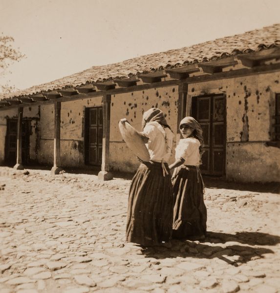 MARTIN CHAMBI : Senza titolo (Due donne vicino a una casa)  - Asta Fotografia - Associazione Nazionale - Case d'Asta italiane