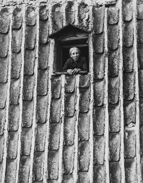 ENZO SELLERIO : Vizzini, Catania, la casa di tegole, dalla serie Borgo di Dio  - Asta Fotografia - Associazione Nazionale - Case d'Asta italiane