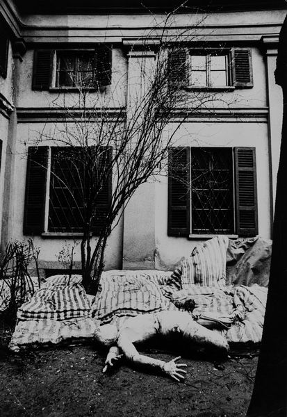 Massimo Vitali : Senza titolo (Ricostruzione della morte di Giuseppe Pinelli)  - Asta Fotografia - Associazione Nazionale - Case d'Asta italiane