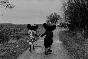 Alain Noguès - Mickey et Minnies sur le futur site de Dysneyland � Marne la Vall�e