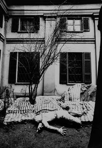 Massimo Vitali : Senza titolo (Ricostruzione della morte di Giuseppe Pinelli)  - Asta Fotografia - Associazione Nazionale - Case d'Asta italiane