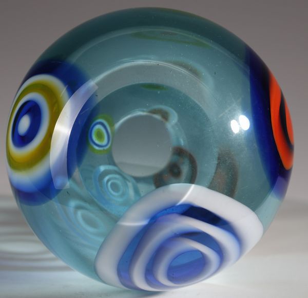 POTENZA GIANMARIA (n. 1936) : Vaso in vetro azzurrino decorato con murrine ad anelli concentrici arancio e lattimo per La Murrina  - Asta Asta 376 | VETRI DI MURANO E DEL XX SECOLO E CERAMICHE - VETRI DI MURANO E FRANCESI, CERAMICHE Virtuale - Associazione Nazionale - Case d'Asta italiane