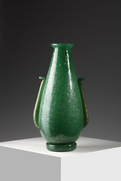 SEGUSO VETRI D'ARTE : Vaso in vetro verde pulegoso, foglia oro sulle anse  - Asta Asta 376 | VETRI DI MURANO E DEL XX SECOLO E CERAMICHE - VETRI DI MURANO E FRANCESI, CERAMICHE Virtuale - Associazione Nazionale - Case d'Asta italiane