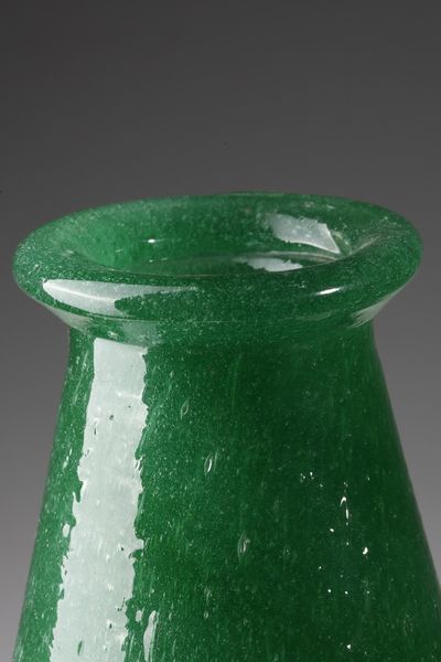 SEGUSO VETRI D'ARTE : Vaso in vetro verde pulegoso, foglia oro sulle anse  - Asta Asta 376 | VETRI DI MURANO E DEL XX SECOLO E CERAMICHE - VETRI DI MURANO E FRANCESI, CERAMICHE Virtuale - Associazione Nazionale - Case d'Asta italiane