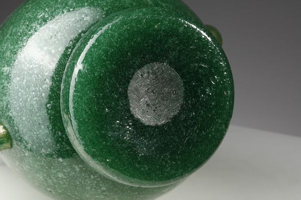 SEGUSO VETRI D'ARTE : Vaso in vetro verde pulegoso, foglia oro sulle anse  - Asta Asta 376 | VETRI DI MURANO E DEL XX SECOLO E CERAMICHE - VETRI DI MURANO E FRANCESI, CERAMICHE Virtuale - Associazione Nazionale - Case d'Asta italiane