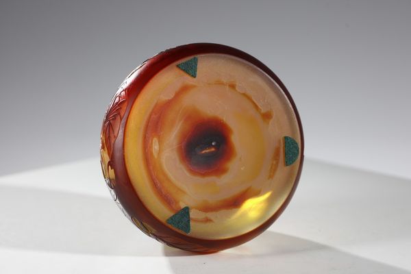 GALL� : Piccolo vaso in vetro doppio, con decoro di foglie nei toni del bruno, finemente inciso ad acido su fondo verde  - Asta Asta 376 | VETRI DI MURANO E DEL XX SECOLO E CERAMICHE - VETRI DI MURANO E FRANCESI, CERAMICHE Virtuale - Associazione Nazionale - Case d'Asta italiane