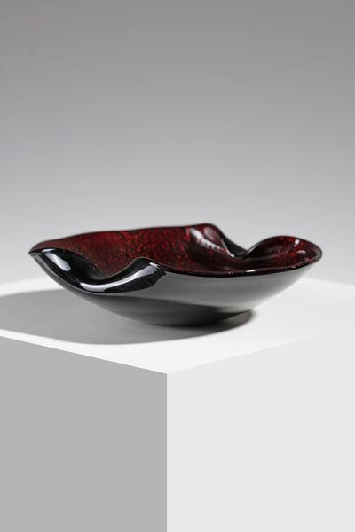 SEGUSO VETRI D'ARTE : Svuotatasche in vetro rosso decorato con foglia argento  - Asta Asta 376 | VETRI DI MURANO E DEL XX SECOLO E CERAMICHE - VETRI DI MURANO E FRANCESI, CERAMICHE Virtuale - Associazione Nazionale - Case d'Asta italiane