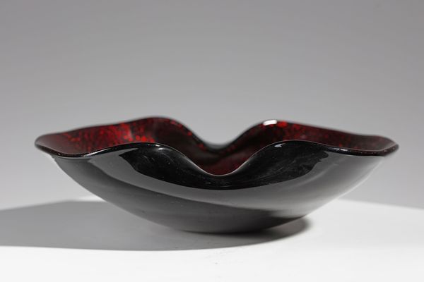 SEGUSO VETRI D'ARTE : Svuotatasche in vetro rosso decorato con foglia argento  - Asta Asta 376 | VETRI DI MURANO E DEL XX SECOLO E CERAMICHE - VETRI DI MURANO E FRANCESI, CERAMICHE Virtuale - Associazione Nazionale - Case d'Asta italiane