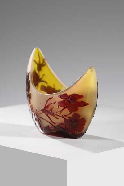 GALL� : Vaso a barchetta , decoro di foglie nei toni del bruno, finemente inciso ad acido su fondo arancio  - Asta Asta 376 | VETRI DI MURANO E DEL XX SECOLO E CERAMICHE - VETRI DI MURANO E FRANCESI, CERAMICHE Virtuale - Associazione Nazionale - Case d'Asta italiane