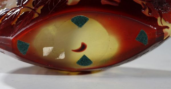 GALL� : Vaso a barchetta , decoro di foglie nei toni del bruno, finemente inciso ad acido su fondo arancio  - Asta Asta 376 | VETRI DI MURANO E DEL XX SECOLO E CERAMICHE - VETRI DI MURANO E FRANCESI, CERAMICHE Virtuale - Associazione Nazionale - Case d'Asta italiane