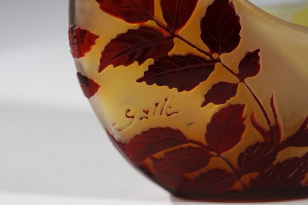 GALL� : Vaso a barchetta , decoro di foglie nei toni del bruno, finemente inciso ad acido su fondo arancio  - Asta Asta 376 | VETRI DI MURANO E DEL XX SECOLO E CERAMICHE - VETRI DI MURANO E FRANCESI, CERAMICHE Virtuale - Associazione Nazionale - Case d'Asta italiane
