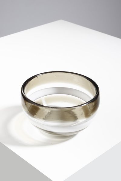 LA MURRINA : attribuito. Ciotola trasparente decorata con fasce grigie e tortora  - Asta Asta 376 | VETRI DI MURANO E DEL XX SECOLO E CERAMICHE - VETRI DI MURANO E FRANCESI, CERAMICHE Virtuale - Associazione Nazionale - Case d'Asta italiane