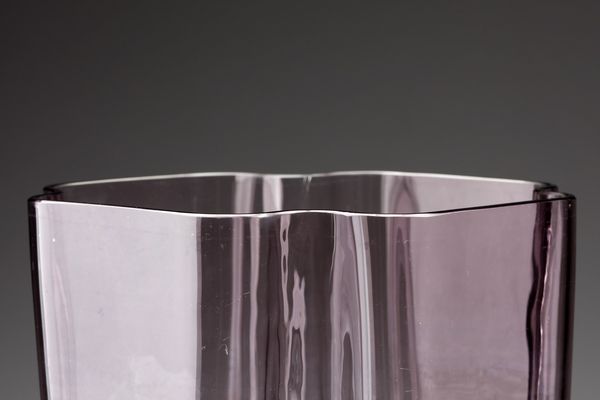 VETRERIA CENEDESE : Vaso in vetro ametista trasparente  - Asta Asta 376 | VETRI DI MURANO E DEL XX SECOLO E CERAMICHE - VETRI DI MURANO E FRANCESI, CERAMICHE Virtuale - Associazione Nazionale - Case d'Asta italiane