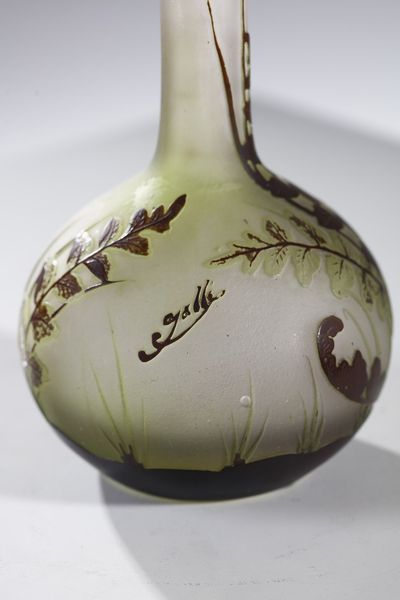 GALL� : Vaso soliflore in vetro doppio, decoro di foglie nei toni del marrone, finemente inciso ad acido su fondo variegato verde e rosato  - Asta Asta 376 | VETRI DI MURANO E DEL XX SECOLO E CERAMICHE - VETRI DI MURANO E FRANCESI, CERAMICHE Virtuale - Associazione Nazionale - Case d'Asta italiane