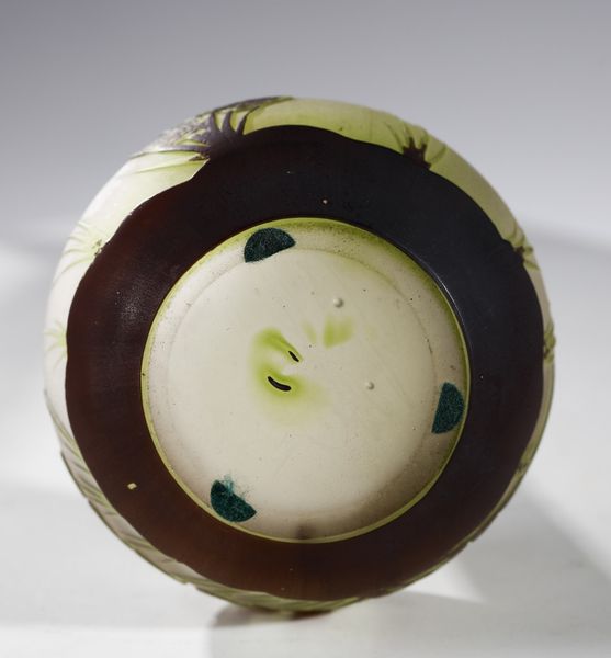 GALL� : Vaso soliflore in vetro doppio, decoro di foglie nei toni del marrone, finemente inciso ad acido su fondo variegato verde e rosato  - Asta Asta 376 | VETRI DI MURANO E DEL XX SECOLO E CERAMICHE - VETRI DI MURANO E FRANCESI, CERAMICHE Virtuale - Associazione Nazionale - Case d'Asta italiane