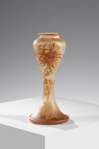 GALL� : Vaso a balaustro riposante su base circolare, con decoro vegetale nei toni dell'arancio, finemente inciso ad acido su fondo rosa salmone  - Asta Asta 376 | VETRI DI MURANO E DEL XX SECOLO E CERAMICHE - VETRI DI MURANO E FRANCESI, CERAMICHE Virtuale - Associazione Nazionale - Case d'Asta italiane