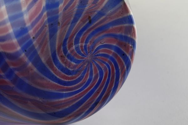 FRATELLI TOSO : Vaso a fasce ritorte ametista e blu, manici applicati in vetro trasparente  - Asta Asta 376 | VETRI DI MURANO E DEL XX SECOLO E CERAMICHE - VETRI DI MURANO E FRANCESI, CERAMICHE Virtuale - Associazione Nazionale - Case d'Asta italiane