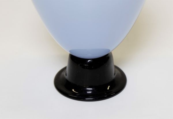 FRATELLI TOSO : Vaso biansato in vetro azzurrino incamiciato con anse, base e collo in vetro nero  - Asta Asta 376 | VETRI DI MURANO E DEL XX SECOLO E CERAMICHE - VETRI DI MURANO E FRANCESI, CERAMICHE Virtuale - Associazione Nazionale - Case d'Asta italiane