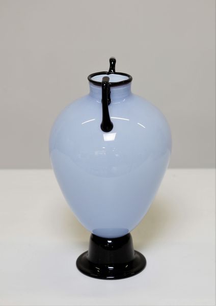 FRATELLI TOSO : Vaso biansato in vetro azzurrino incamiciato con anse, base e collo in vetro nero  - Asta Asta 376 | VETRI DI MURANO E DEL XX SECOLO E CERAMICHE - VETRI DI MURANO E FRANCESI, CERAMICHE Virtuale - Associazione Nazionale - Case d'Asta italiane