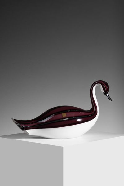 VETRERIA ZANETTI MURANO : Anatra in vetro lattimo con incalmo a fasce ametista  - Asta Asta 376 | VETRI DI MURANO E DEL XX SECOLO E CERAMICHE - VETRI DI MURANO E FRANCESI, CERAMICHE Virtuale - Associazione Nazionale - Case d'Asta italiane