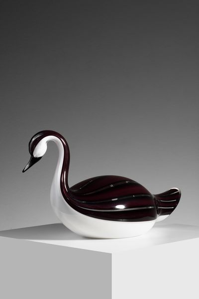 VETRERIA ZANETTI MURANO : Anatra in vetro lattimo con incalmo a fasce ametista  - Asta Asta 376 | VETRI DI MURANO E DEL XX SECOLO E CERAMICHE - VETRI DI MURANO E FRANCESI, CERAMICHE Virtuale - Associazione Nazionale - Case d'Asta italiane