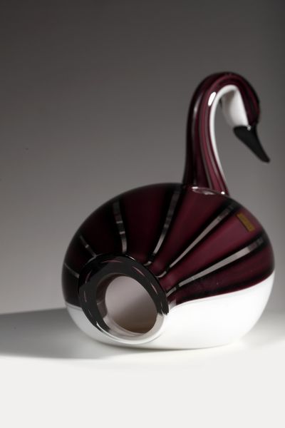 VETRERIA ZANETTI MURANO : Anatra in vetro lattimo con incalmo a fasce ametista  - Asta Asta 376 | VETRI DI MURANO E DEL XX SECOLO E CERAMICHE - VETRI DI MURANO E FRANCESI, CERAMICHE Virtuale - Associazione Nazionale - Case d'Asta italiane