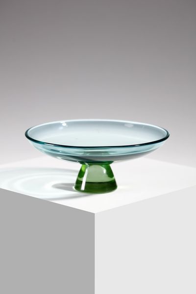 VETRERIA CENEDESE : attribuito. Coppa in vetro trasparente azzurrino e base in vetro  verde  - Asta Asta 376 | VETRI DI MURANO E DEL XX SECOLO E CERAMICHE - VETRI DI MURANO E FRANCESI, CERAMICHE Virtuale - Associazione Nazionale - Case d'Asta italiane