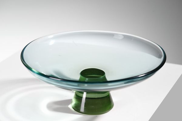 VETRERIA CENEDESE : attribuito. Coppa in vetro trasparente azzurrino e base in vetro  verde  - Asta Asta 376 | VETRI DI MURANO E DEL XX SECOLO E CERAMICHE - VETRI DI MURANO E FRANCESI, CERAMICHE Virtuale - Associazione Nazionale - Case d'Asta italiane