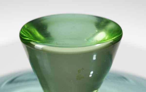 VETRERIA CENEDESE : attribuito. Coppa in vetro trasparente azzurrino e base in vetro  verde  - Asta Asta 376 | VETRI DI MURANO E DEL XX SECOLO E CERAMICHE - VETRI DI MURANO E FRANCESI, CERAMICHE Virtuale - Associazione Nazionale - Case d'Asta italiane