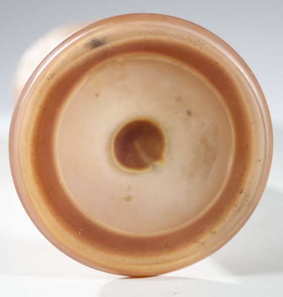 GALL� : Vaso a balaustro riposante su base circolare, con decoro vegetale nei toni dell'arancio, finemente inciso ad acido su fondo rosa salmone  - Asta Asta 376 | VETRI DI MURANO E DEL XX SECOLO E CERAMICHE - VETRI DI MURANO E FRANCESI, CERAMICHE Virtuale - Associazione Nazionale - Case d'Asta italiane