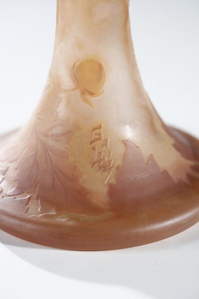 GALL� : Vaso a balaustro riposante su base circolare, con decoro vegetale nei toni dell'arancio, finemente inciso ad acido su fondo rosa salmone  - Asta Asta 376 | VETRI DI MURANO E DEL XX SECOLO E CERAMICHE - VETRI DI MURANO E FRANCESI, CERAMICHE Virtuale - Associazione Nazionale - Case d'Asta italiane