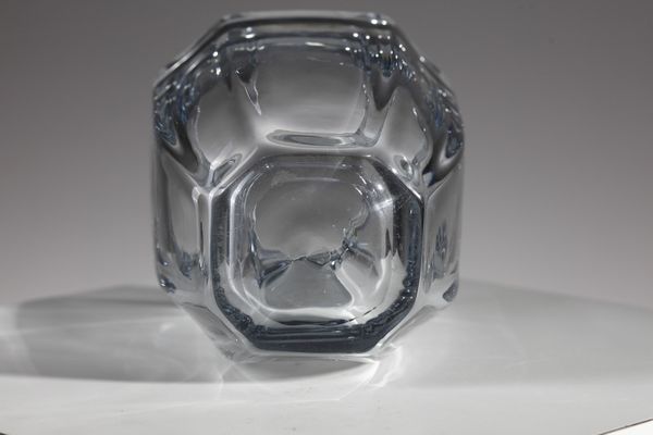 MANIFATTURA NORDICA : Vaso in vetro azzurrino trasparente  - Asta Asta 376 | VETRI DI MURANO E DEL XX SECOLO E CERAMICHE - VETRI DI MURANO E FRANCESI, CERAMICHE Virtuale - Associazione Nazionale - Case d'Asta italiane