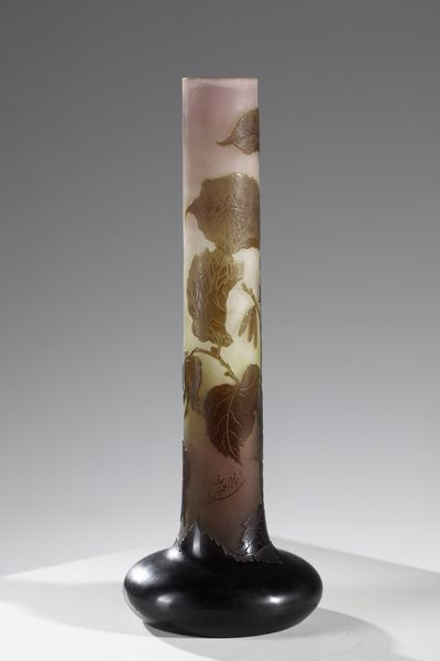 GALL� : Vaso cilindrico con base a bulbo in vetro doppio, decoro di foglie nei toni del bruno, finemente inciso ad acido su fondo variegato verde e rosato  - Asta Asta 376 | VETRI DI MURANO E DEL XX SECOLO E CERAMICHE - VETRI DI MURANO E FRANCESI, CERAMICHE Virtuale - Associazione Nazionale - Case d'Asta italiane