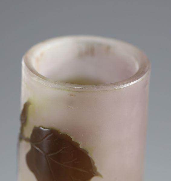 GALL� : Vaso cilindrico con base a bulbo in vetro doppio, decoro di foglie nei toni del bruno, finemente inciso ad acido su fondo variegato verde e rosato  - Asta Asta 376 | VETRI DI MURANO E DEL XX SECOLO E CERAMICHE - VETRI DI MURANO E FRANCESI, CERAMICHE Virtuale - Associazione Nazionale - Case d'Asta italiane