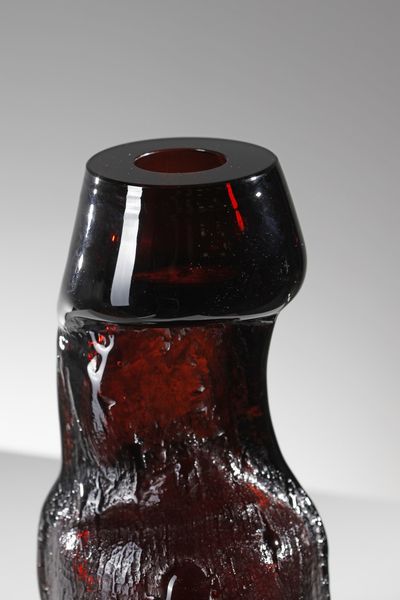 MANIFATTURA NORDICA : Vaso in vetro ametista superficie a rilievi ottenuti a stampo  - Asta Asta 376 | VETRI DI MURANO E DEL XX SECOLO E CERAMICHE - VETRI DI MURANO E FRANCESI, CERAMICHE Virtuale - Associazione Nazionale - Case d'Asta italiane