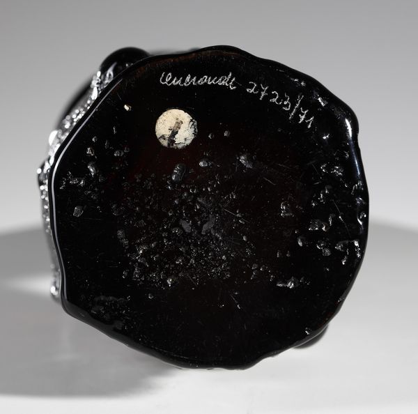 MANIFATTURA NORDICA : Vaso in vetro ametista superficie a rilievi ottenuti a stampo  - Asta Asta 376 | VETRI DI MURANO E DEL XX SECOLO E CERAMICHE - VETRI DI MURANO E FRANCESI, CERAMICHE Virtuale - Associazione Nazionale - Case d'Asta italiane