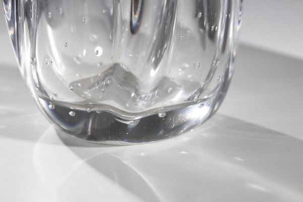 MANIFATTURA NORDICA : Vaso in vetro trasparente azzurrino decorato con bolle regolari  - Asta Asta 376 | VETRI DI MURANO E DEL XX SECOLO E CERAMICHE - VETRI DI MURANO E FRANCESI, CERAMICHE Virtuale - Associazione Nazionale - Case d'Asta italiane