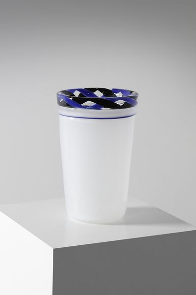 CREPAX PAOLO (n. 1960) : Vaso troncoconico in vetro lattimo decorato con incalmo di filamento blu e canna zanfirico blu e nera  - Asta Asta 376 | VETRI DI MURANO E DEL XX SECOLO E CERAMICHE - VETRI DI MURANO E FRANCESI, CERAMICHE Virtuale - Associazione Nazionale - Case d'Asta italiane
